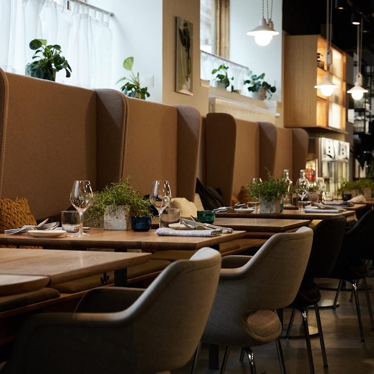 Casual restaurant with booth seating